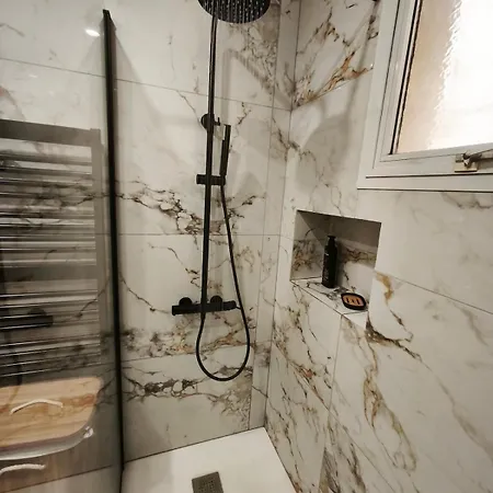 Renovated 2br Near Mackenzie - New Sunrise 105 *